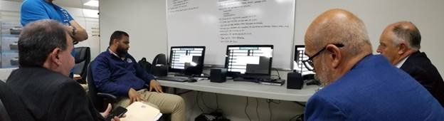 Técnicos trabajando con los módems USB improvisados